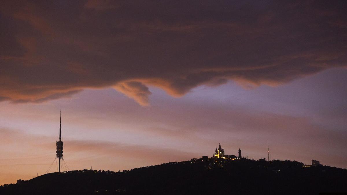 Nubes y puesta de sol durante el atardecer en la torre de Collserola.