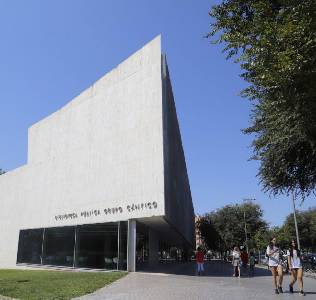 Biblioteca Grupo Cántico, ejemplo de equipamiento moderno y adaptado a las necesidades de la población.