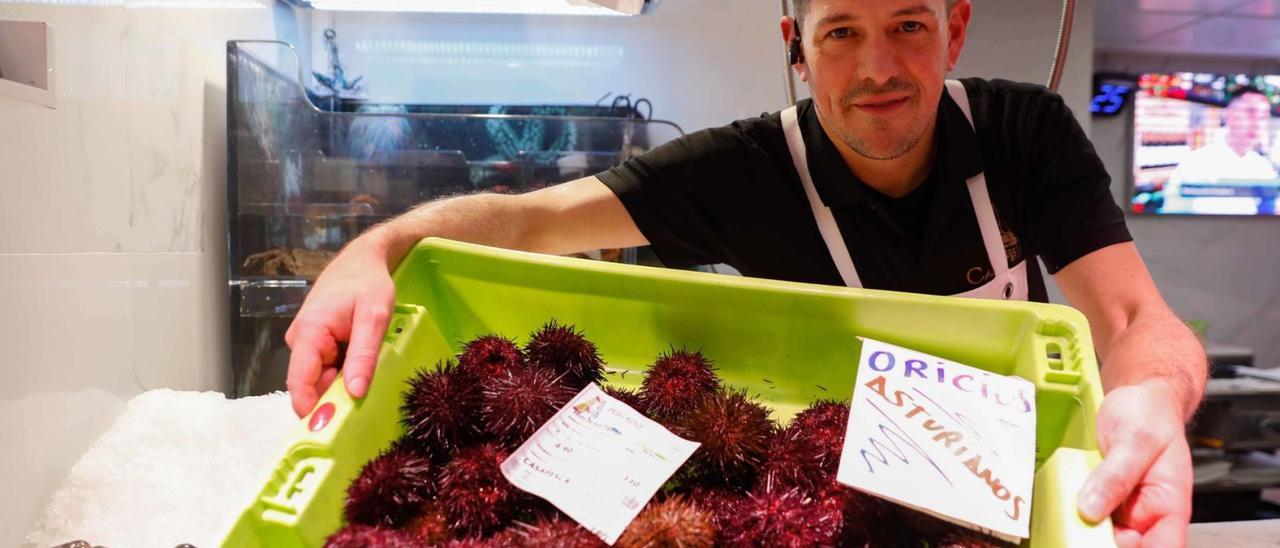 Samuel Guillén, en Avilés, con una caja de oricio asturiano.