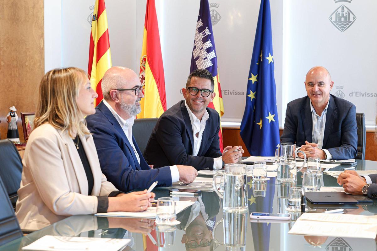 Los alcaldes Tania Marí, Vicent Roig y Rafael Triguero junto con el presidente Vicent Marí en la reunión de este lunes.