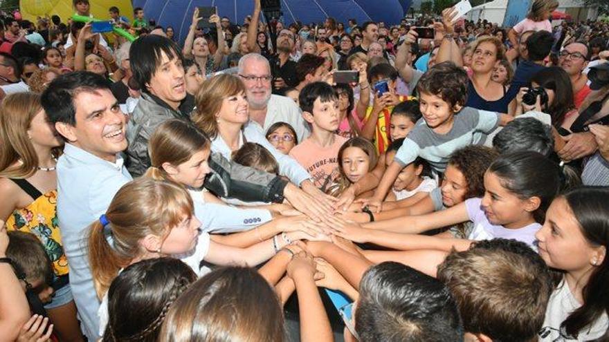 Castells i Borràs fent pinya amb infants.