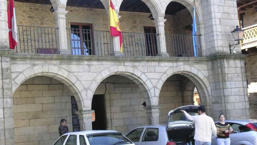 Ayuntamiento de Puebla de Sanabria, asaltado por los ladrones.