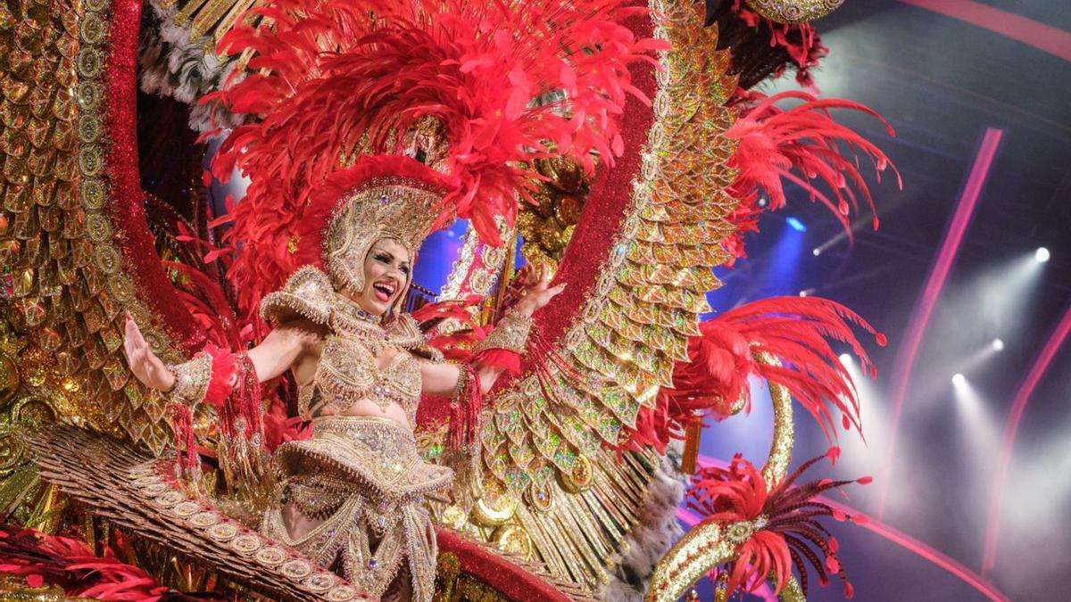 Ruth González, reina del Carnaval de Santa Cruz de Tenerife 2022 con la fantasía de Santi Castro.