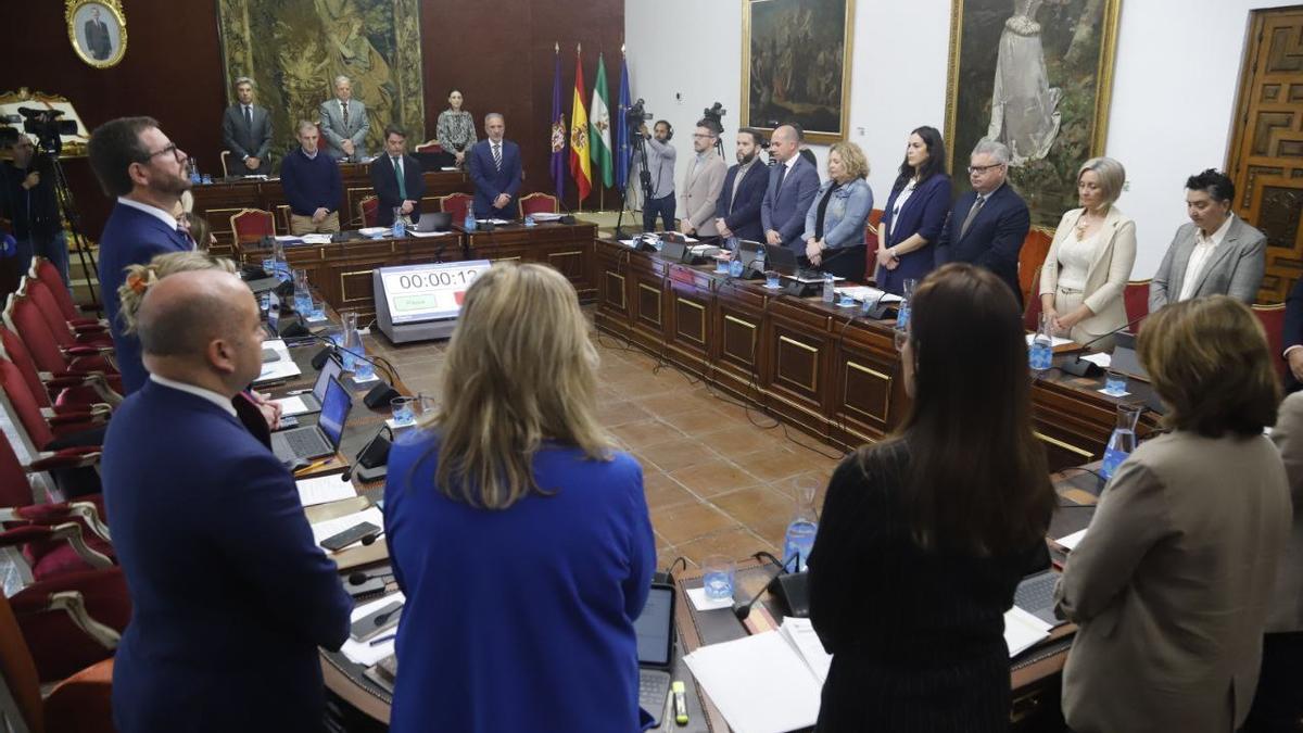 El pleno guarda dos minutos de silencio por las últimas víctimas de violencia de género y vicaria y por los fallecidos en el accidente de Los Palacios.