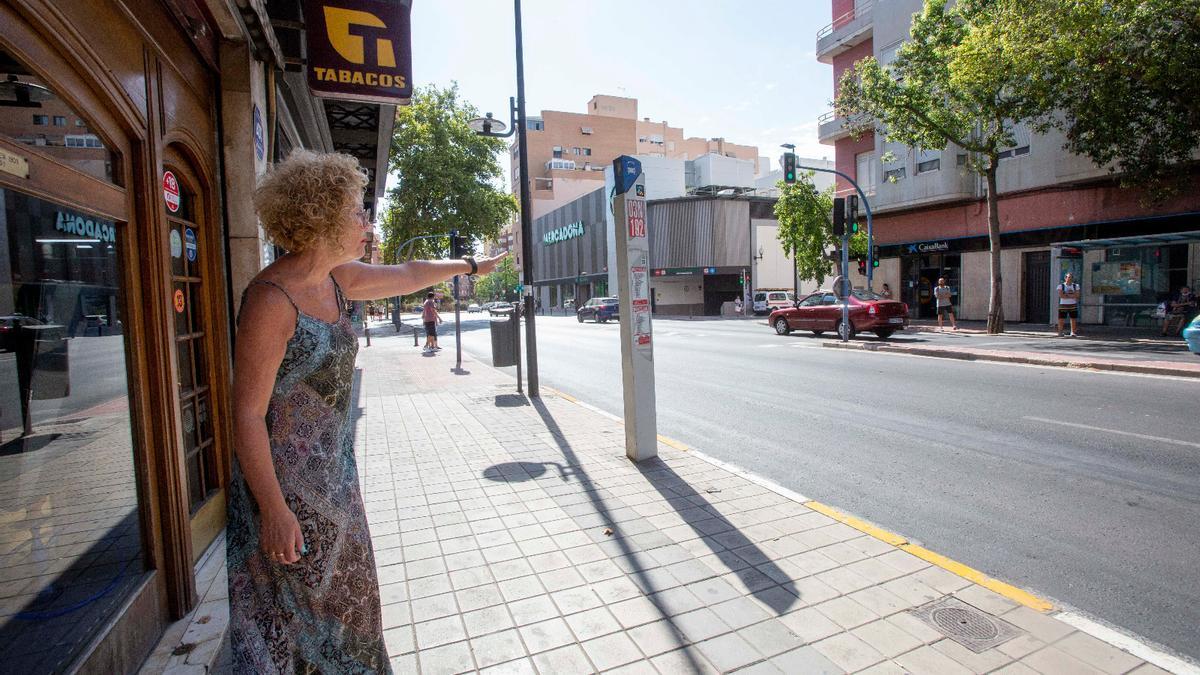 La vendedora del premio señala el lugar en el que solía mendigar la ganadora de la Bonoloto.