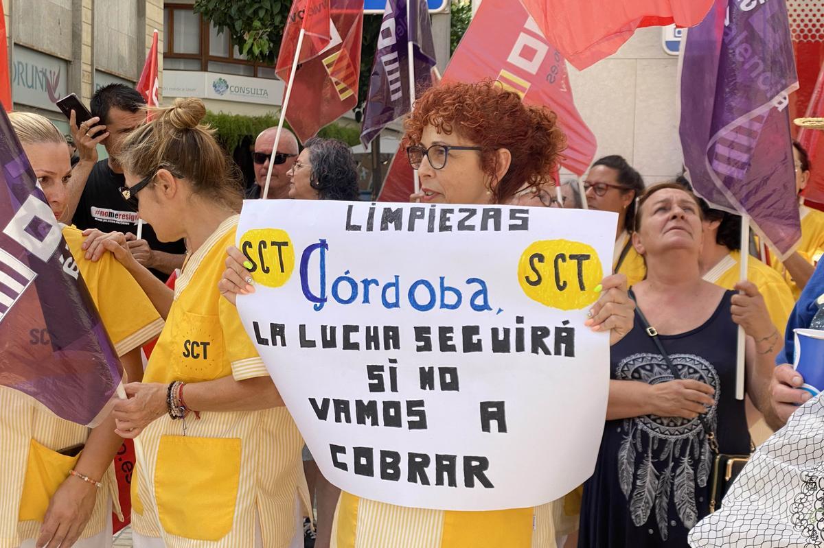 Una trabajadora con una pancarta en la protesta de julio en Elche