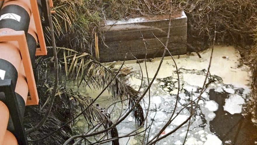 Acumulación de un vertido espumoso que se ha podido ver en las últimas semanas en uno de los puntos del torrente, que discurre en paralelo a la calle Islas Canarias.