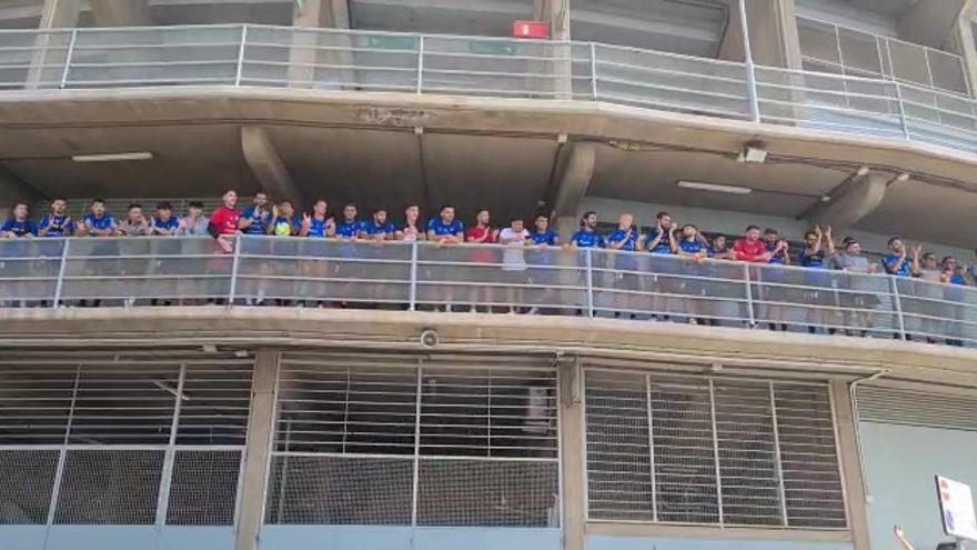 La plantilla del CD Tenerife recibe los ánimos de los aficionados antes del encuentro contra el Girona.