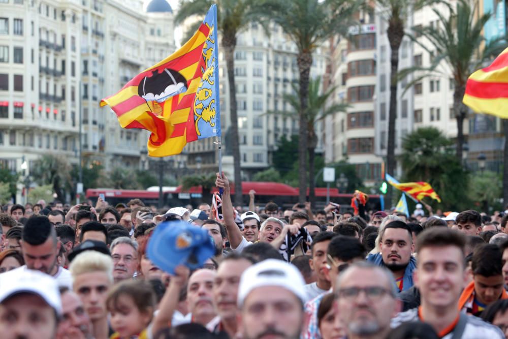 Ambiente en la plaza del Ayuntamiento de València