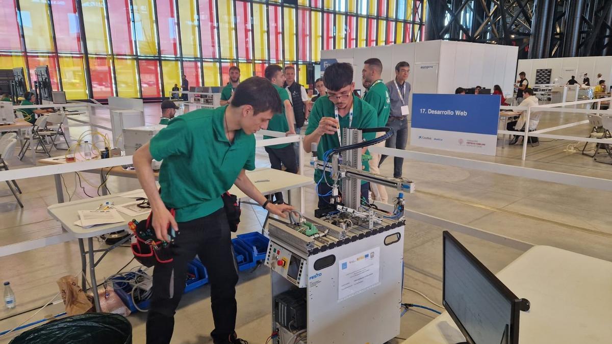 Víctor Lorenzo y Jorge Domínguez, en plena competición, este sábado en León