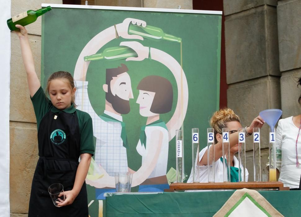 Concurso de escanciadores del Festival de la sidra de Nava