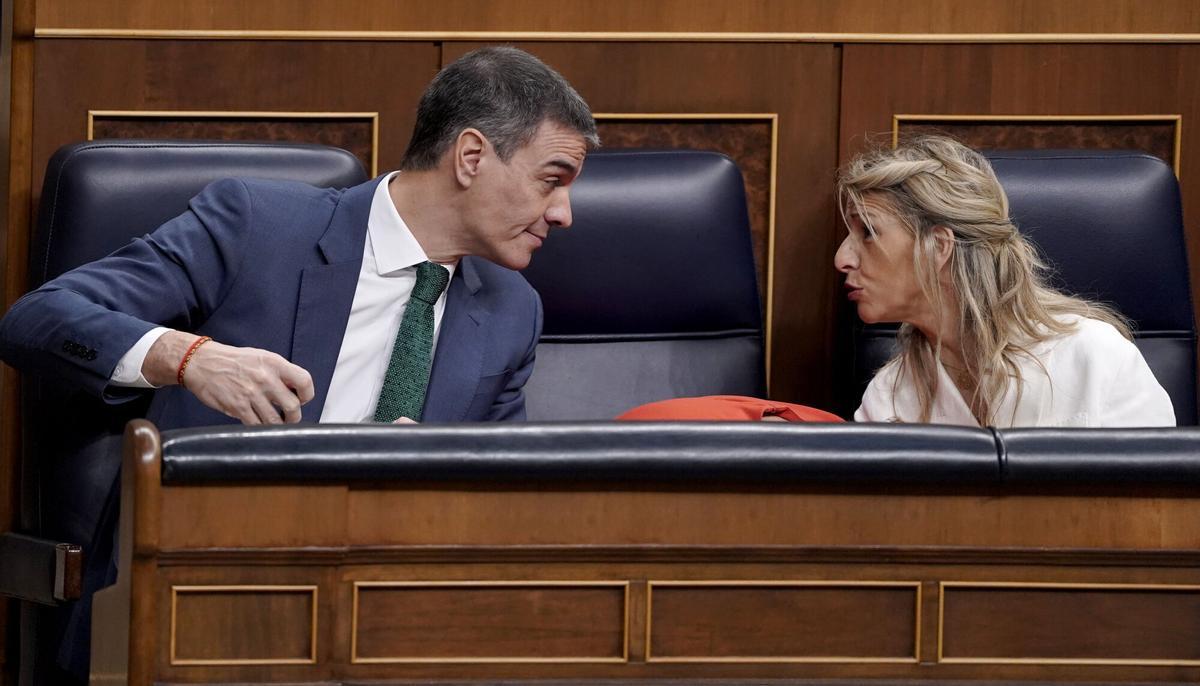El presidente del Gobierno, Pedro Sánchez, y la vicepresidenta segunda, Yolanda Díaz, durante una sesión de control en el Congreso.