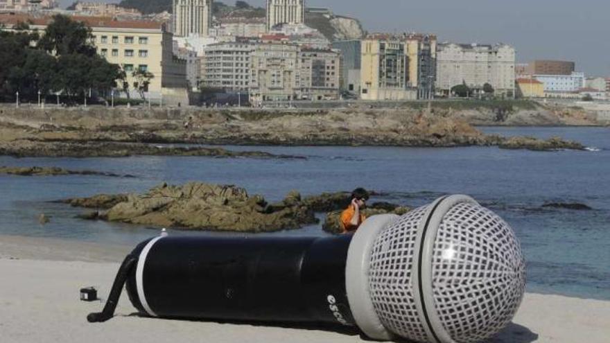 El &#039;macrófono&#039;, dispuesto sobre la arena de la playa de Riazor, en la mañana de ayer. / juan varela