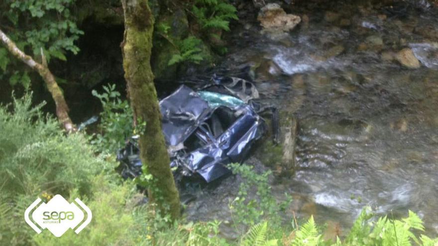 Dos personas resultan heridas tras caer con su coche al río en Cangas del Narcea