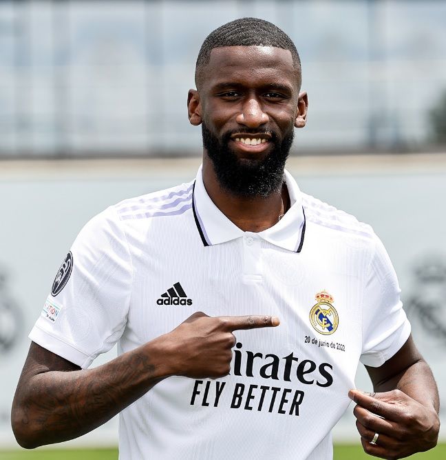 Rudiger posa con la camiseta del Real Madrid tras su presentación.