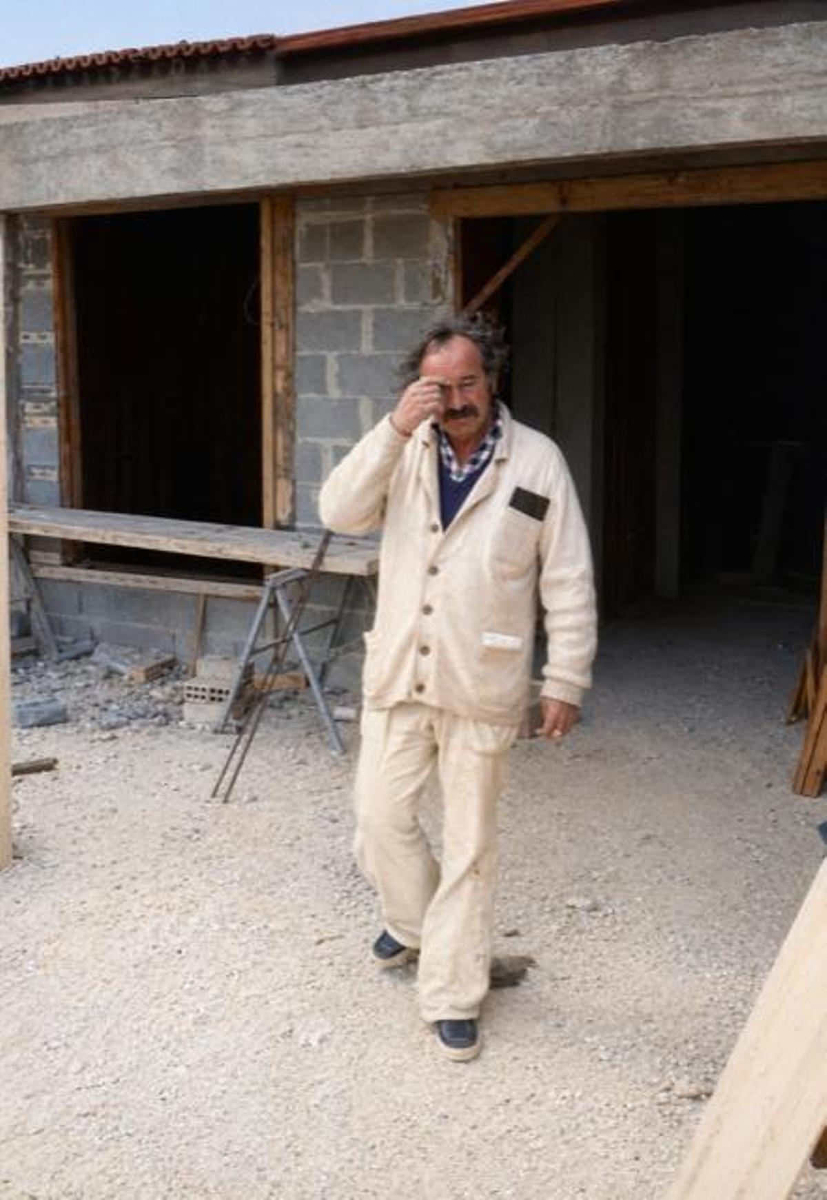 Der Künstler und Architekt Pedro Otzoup auf der Baustelle von Cala Fornells Aldea III.