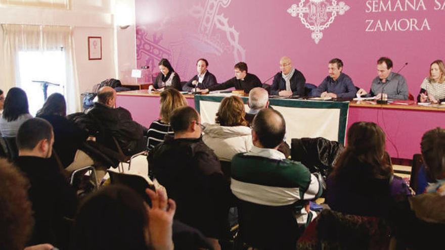 Los hermanos durante la asamblea ordinaria de Las Siete Palabras celebrada ayer.