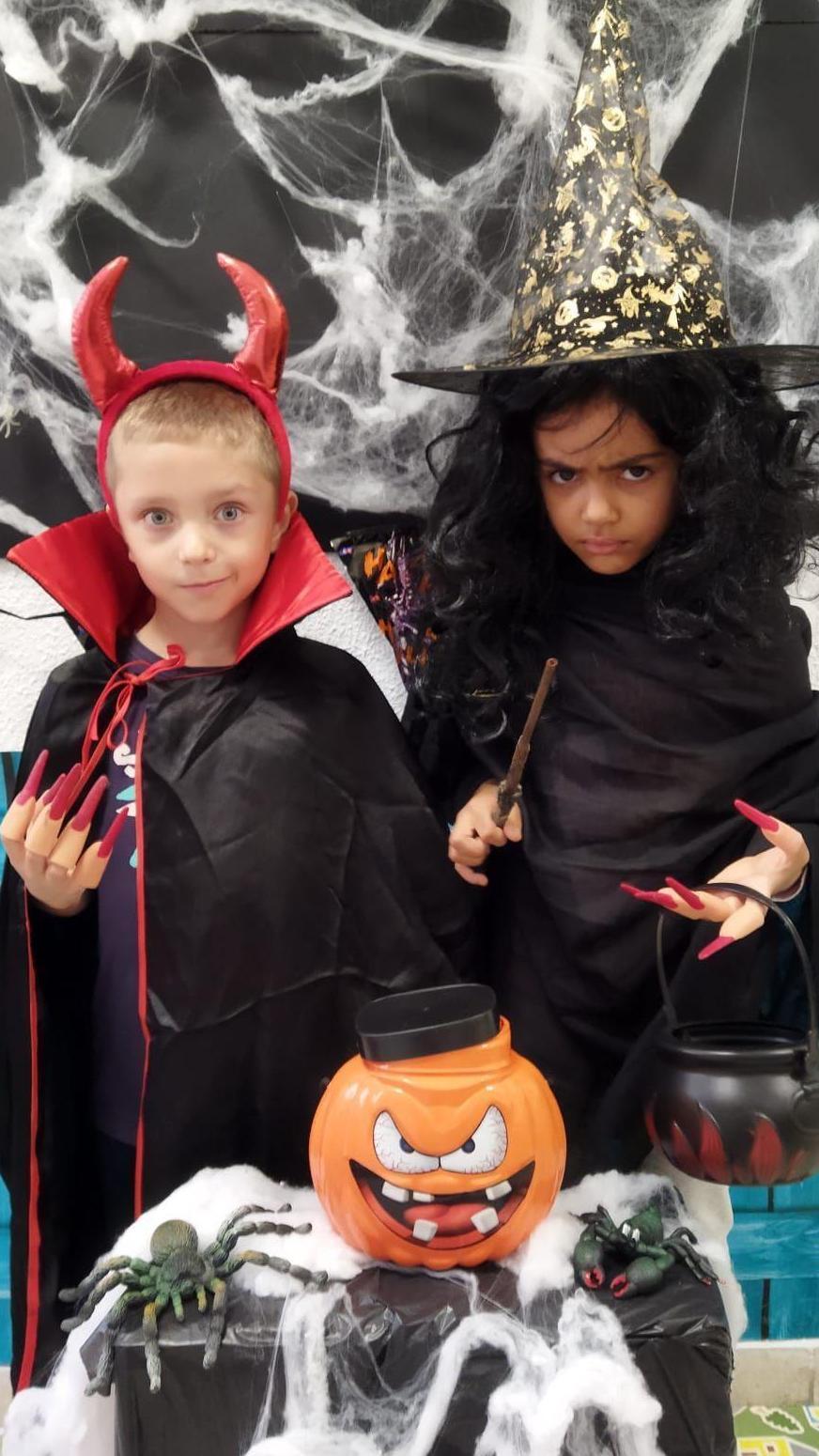 Dos alumnos del CEIP Eduardo Lucena durante su fiesta de Halloween.