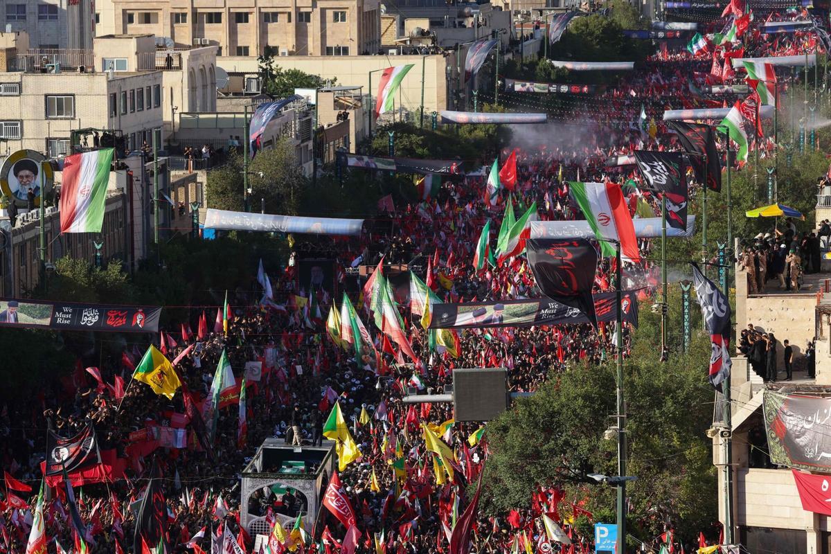 Multitudes de dolientes rodean el convoy que lleva los ataúdes del líder supremo asesinado de Irán, Ali Khamenei, y miembros de su familia durante una procesión fúnebre, antes de ser enterrado en el Santuario del Imam Reza, el lugar de culto más venerado de Irán, en Mashhad el 9 de julio de 2026. Multitudes de dolientes rodean el convoy que lleva los ataúdes del líder supremo asesinado de Irán, Ali Khamenei, y miembros de su familia durante una procesión fúnebre, antes de ser enterrado en el Santuario del Imam Reza, el lugar de culto más venerado de Irán, en Mashhad el 9 de julio de 2026.