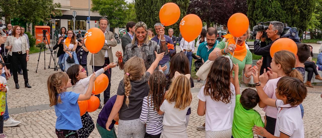 El equipo de Cs reparte globos entre niños en Badajoz.