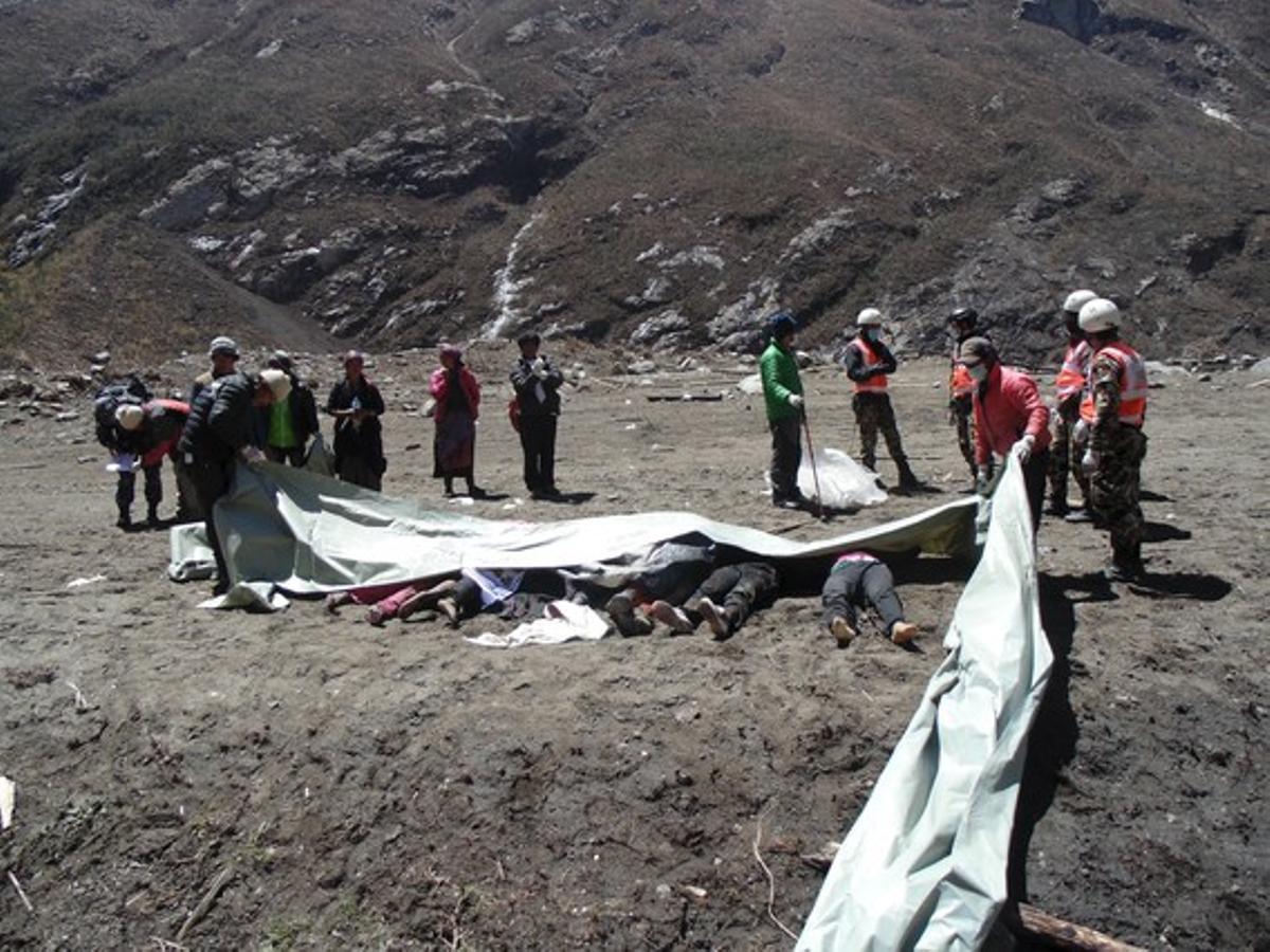 Cadàvers recuperats en una zona rural al Nepal.