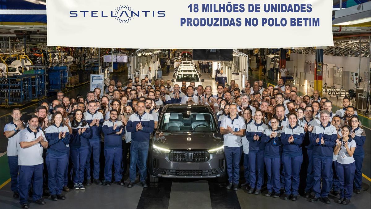 Foto conmemorando los 18 millones de coches producidos en Stellantis Betim, el pasado año