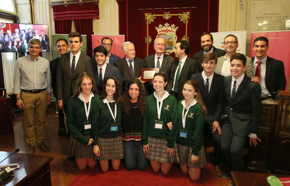 El equipo del colegio Madre Asunción de Malaga, compuesto por las alumnas Carmen Bataller, Belén Cazorla, Raquel Meco y Carmen Coronas, se ha impuesto en el I Torneo de Debate Escolar de Málaga que organiza la Fundación Cánovas con la colaboración de la Obra Social La Caixa, el Ayuntamiento de Málaga y La Opinión de Málaga