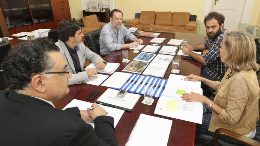 Imagen del encuentro celebrado ayer entre el Gobierno municipal en funciones y representantes de la Marea.