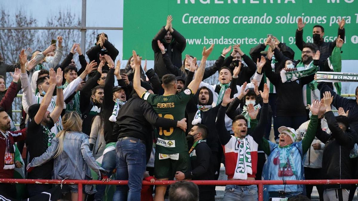 Adrián Fuentes celebra con la afición la victoria ante el Don Benito.