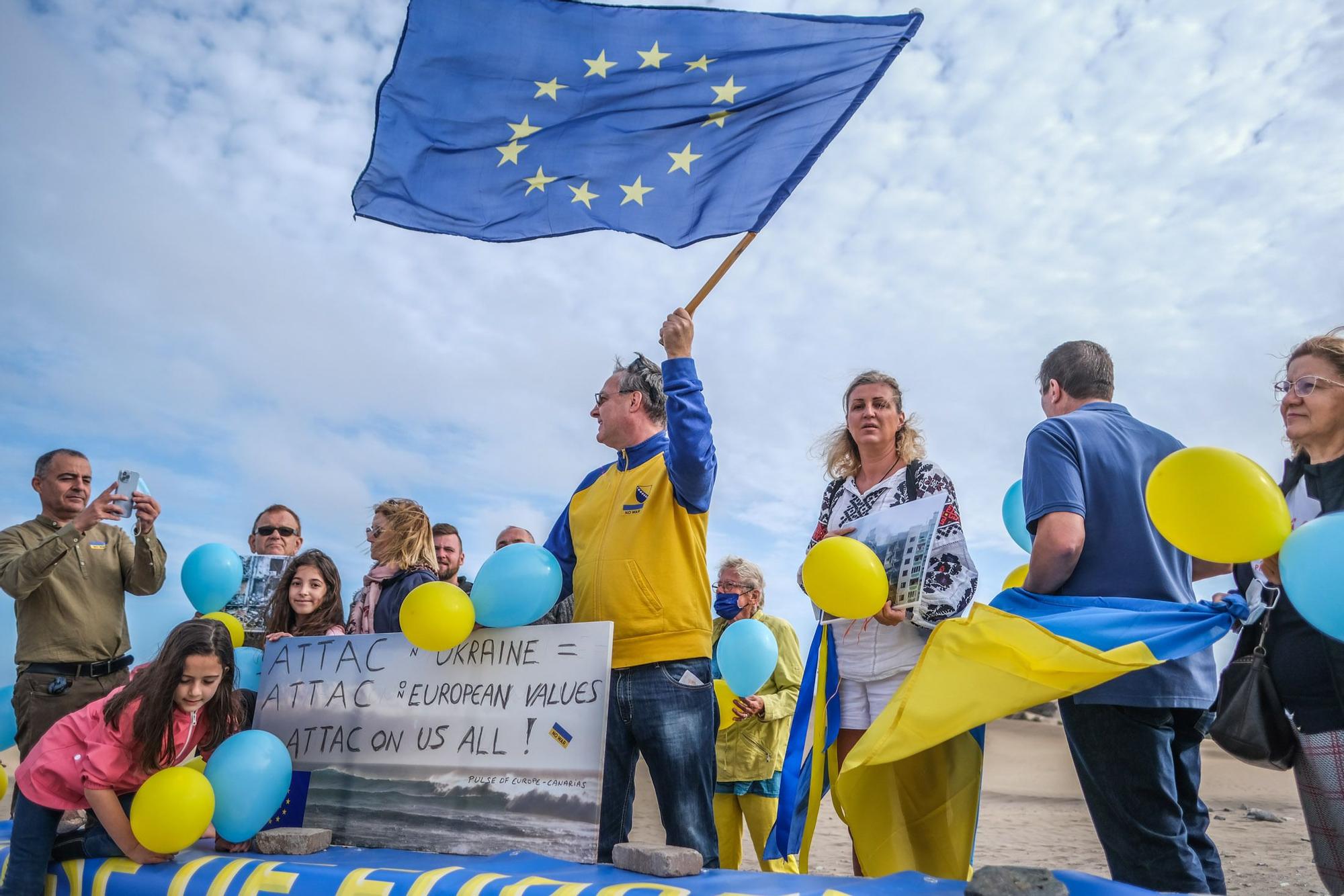 Manifestación de ucranianos en el mirador de las Dunas de Maspalomas