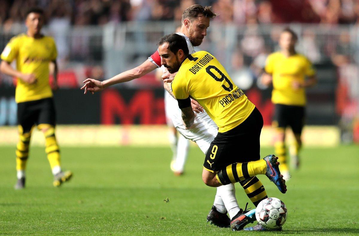 Dortmund (Germany), 11/05/2019.- Duesseldorf’s Adam Bodzek (L) in action against Dortmund’s Paco Alcacer (R) during the German Bundesliga soccer match between Borussia Dortmund and Fortuna Duesseldorf in Dortmund, Germany, 11 May 2019. (Alemania, Rusia) EFE/EPA/FRIEDEMANN VOGEL CONDITIONS - ATTENTION: The DFL regulations prohibit any use of photographs as image sequences and/or quasi-video.