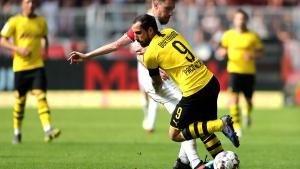 Dortmund (Germany), 11/05/2019.- Duesseldorf’s Adam Bodzek (L) in action against Dortmund’s Paco Alcacer (R) during the German Bundesliga soccer match between Borussia Dortmund and Fortuna Duesseldorf in Dortmund, Germany, 11 May 2019. (Alemania, Rusia) EFE/EPA/FRIEDEMANN VOGEL CONDITIONS - ATTENTION: The DFL regulations prohibit any use of photographs as image sequences and/or quasi-video.