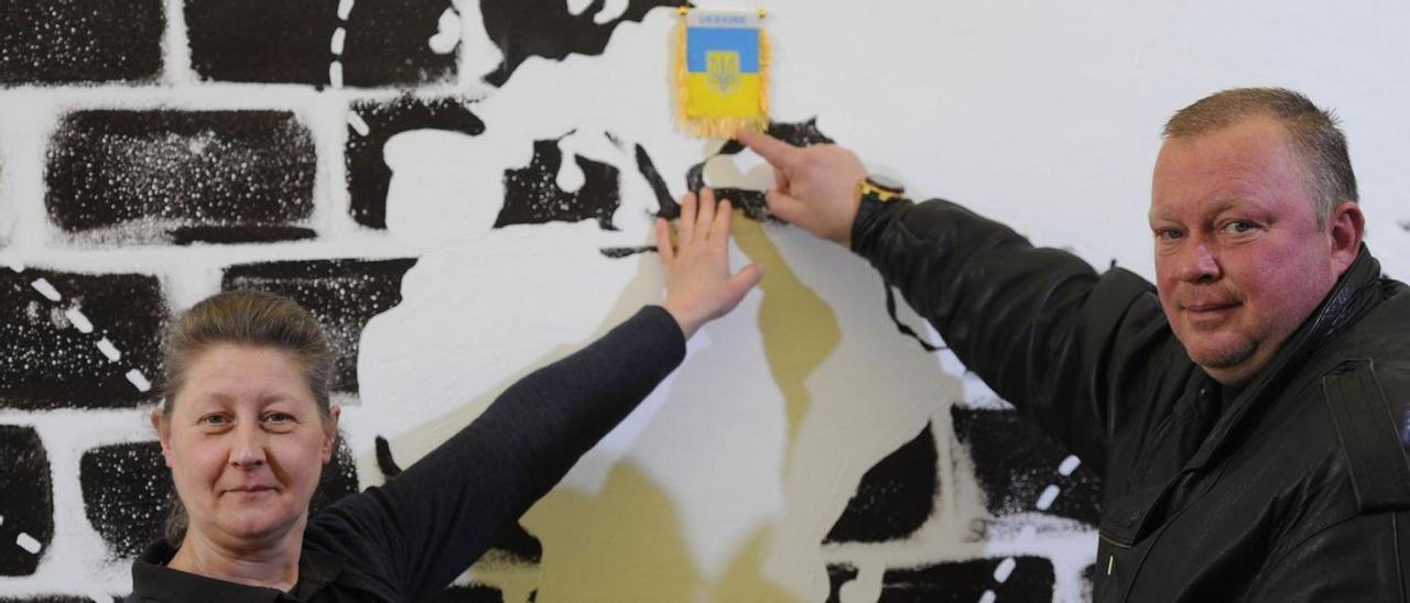 Igor Shakn e Iryna Eysmont señalan con un banderín de Ucrania su lugar en el mapa.   | // BERNABÉ/JAVIER LALÍN