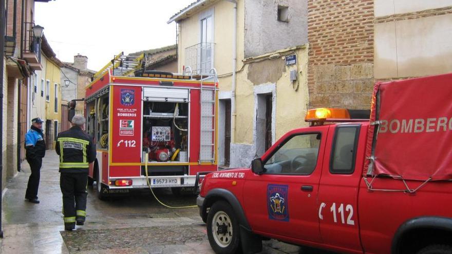 Los bomberos intervienen en la calle San Salvador de Toro