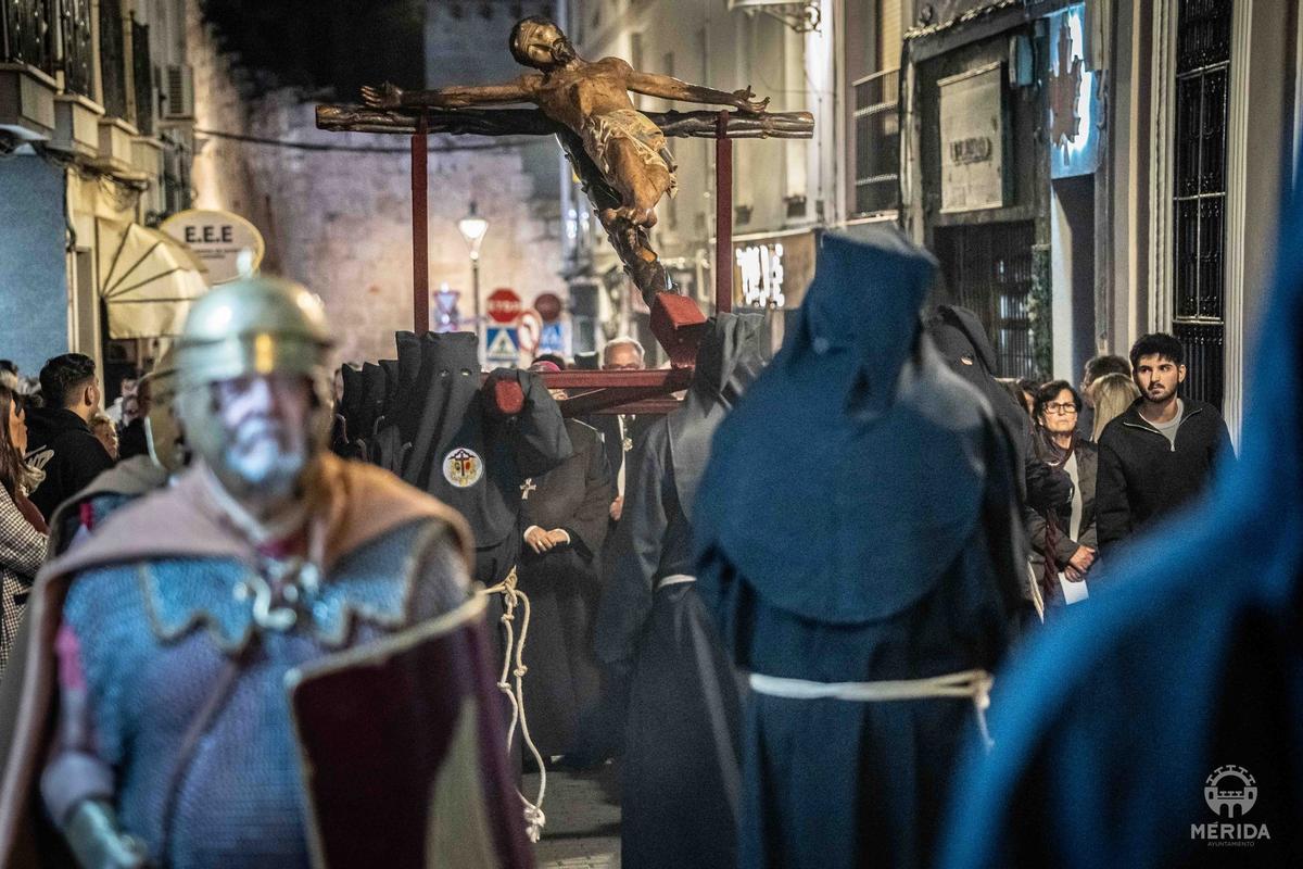 Fotogalería | Mérida se estremece con un multitudinario Vía Crucis en el Anfiteatro Romano