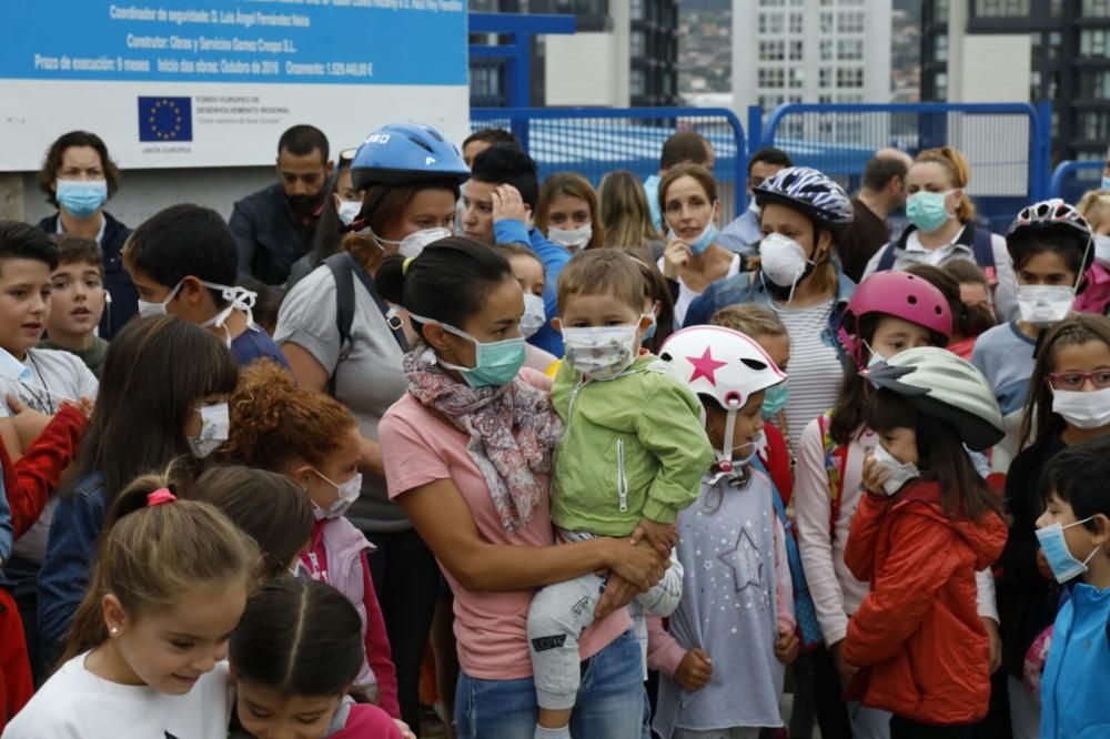 Cascos y mascarillas contra la "precaria situación" de un colegio en Navia