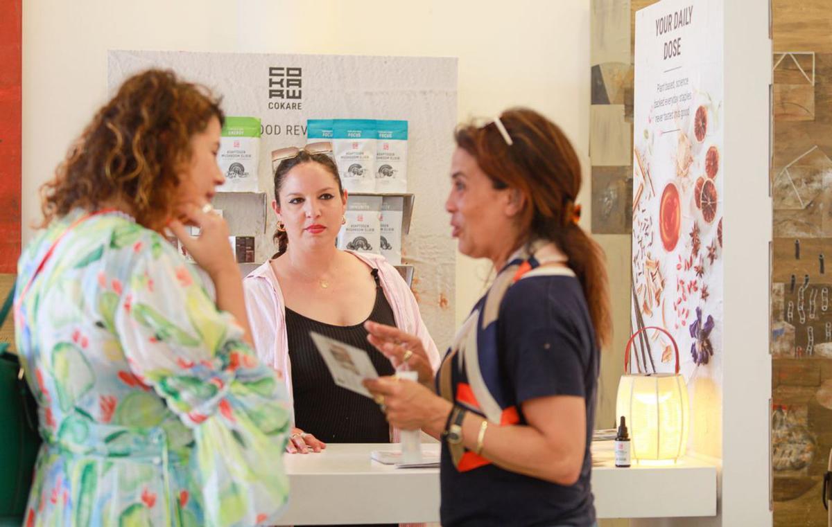 Sabrina Azzi conversa con Ana Olivia Fiol en presencia de Nuria Hafid, de Cokare.