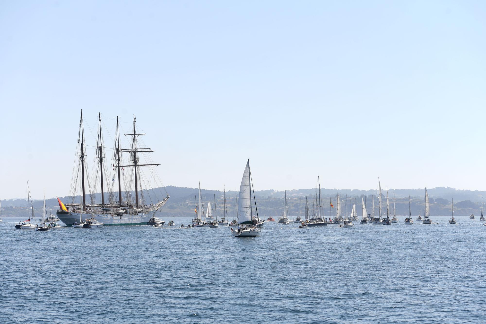 El buque escuela de la Armada Juan Sebastián de Elcano se despide de A Coruña