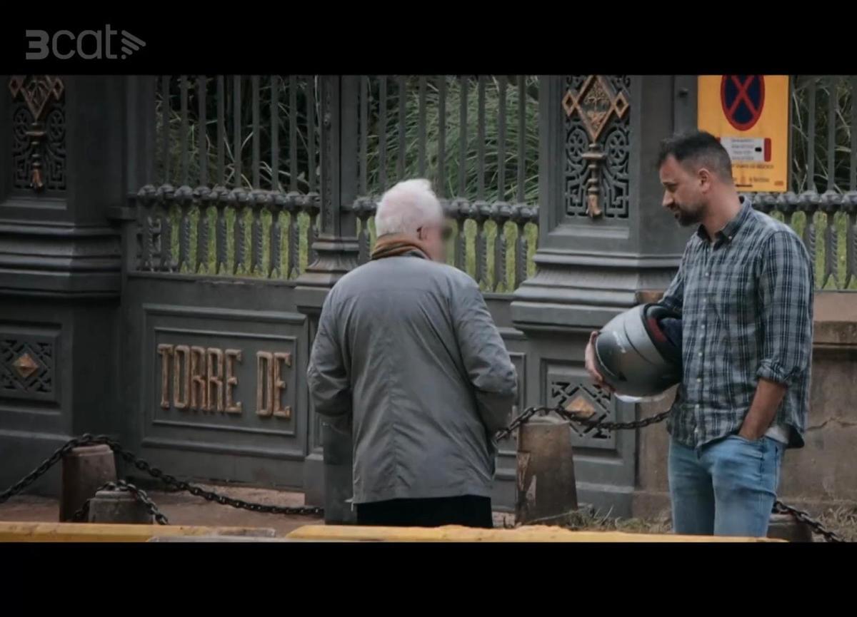El periodista de EL PERIÓDICO Guillem Sánchez habla con el sacerdote condenado por abusos Josep Blay (de espaldas) a las puertas de un colegio de Barcelona, durante el rodaje del documental 'La Fugida. Veritats ocultes'.