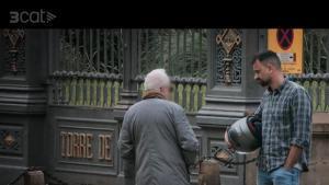 El periodista de EL PERIÓDICO Guillem Sánchez habla con el sacerdote condenado por abusos Josep Blay a las puertas de un colegio de Barcelona, durante el rodaje del documental La Fugida. Veritats ocultes.