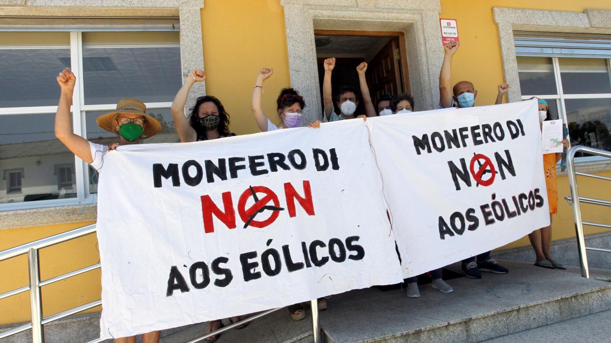 Protesta contra los eólicos,ayer ante el Concello de Monfero