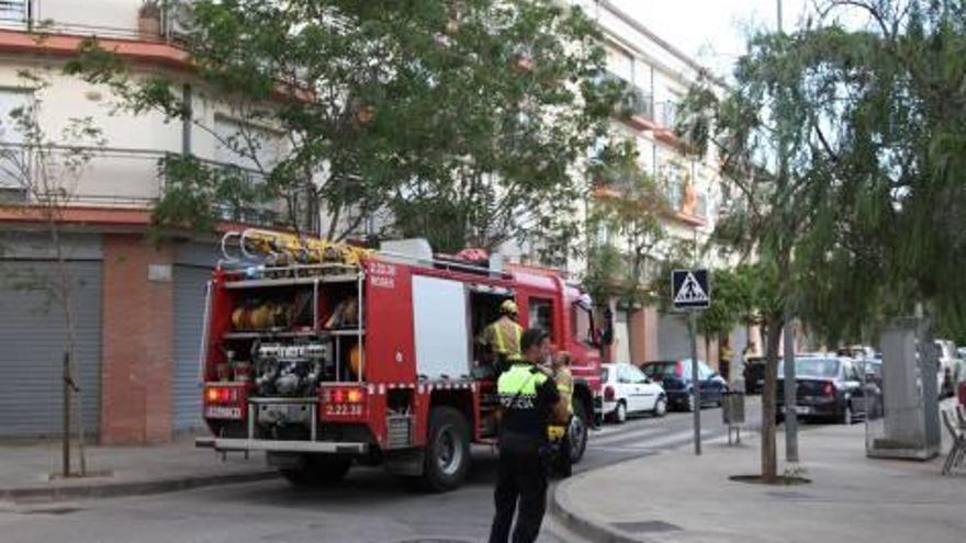 Bombers, en una actuació per treure persones d&#039;un ascensor.