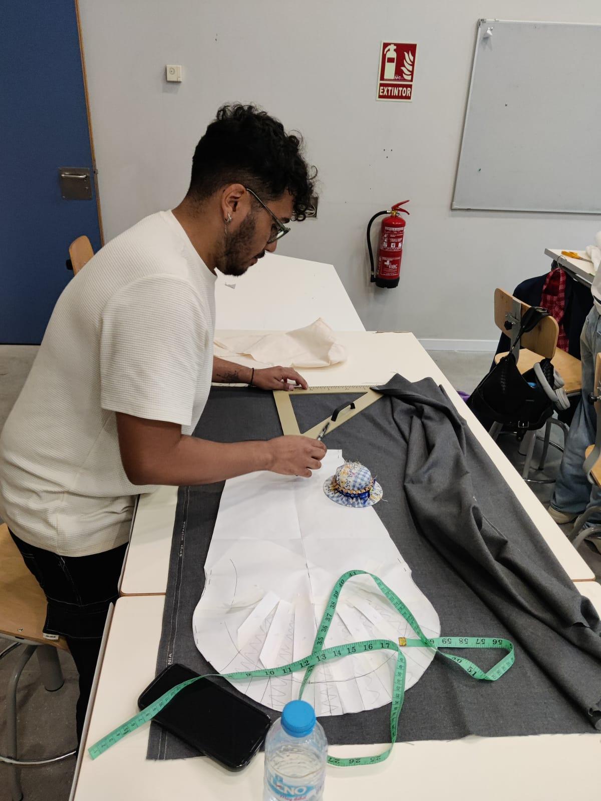 Ale de Manrique en sus prácticas de Diseño de Moda.
