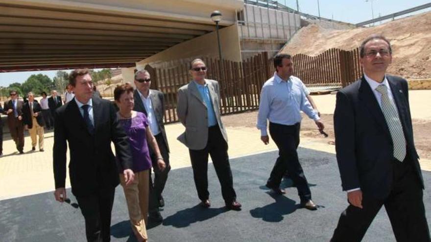 Mario Flores, Luisa Pastor y Jiménez Raneda, entre otros, durante la visita al paso inferior.