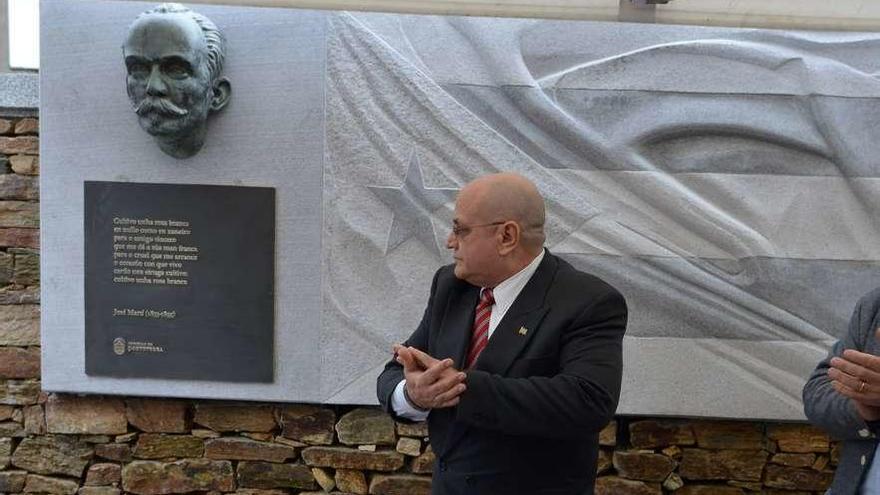 El cónsul, ante el nuevo monumento tras la inauguración de ayer. // G. Santos