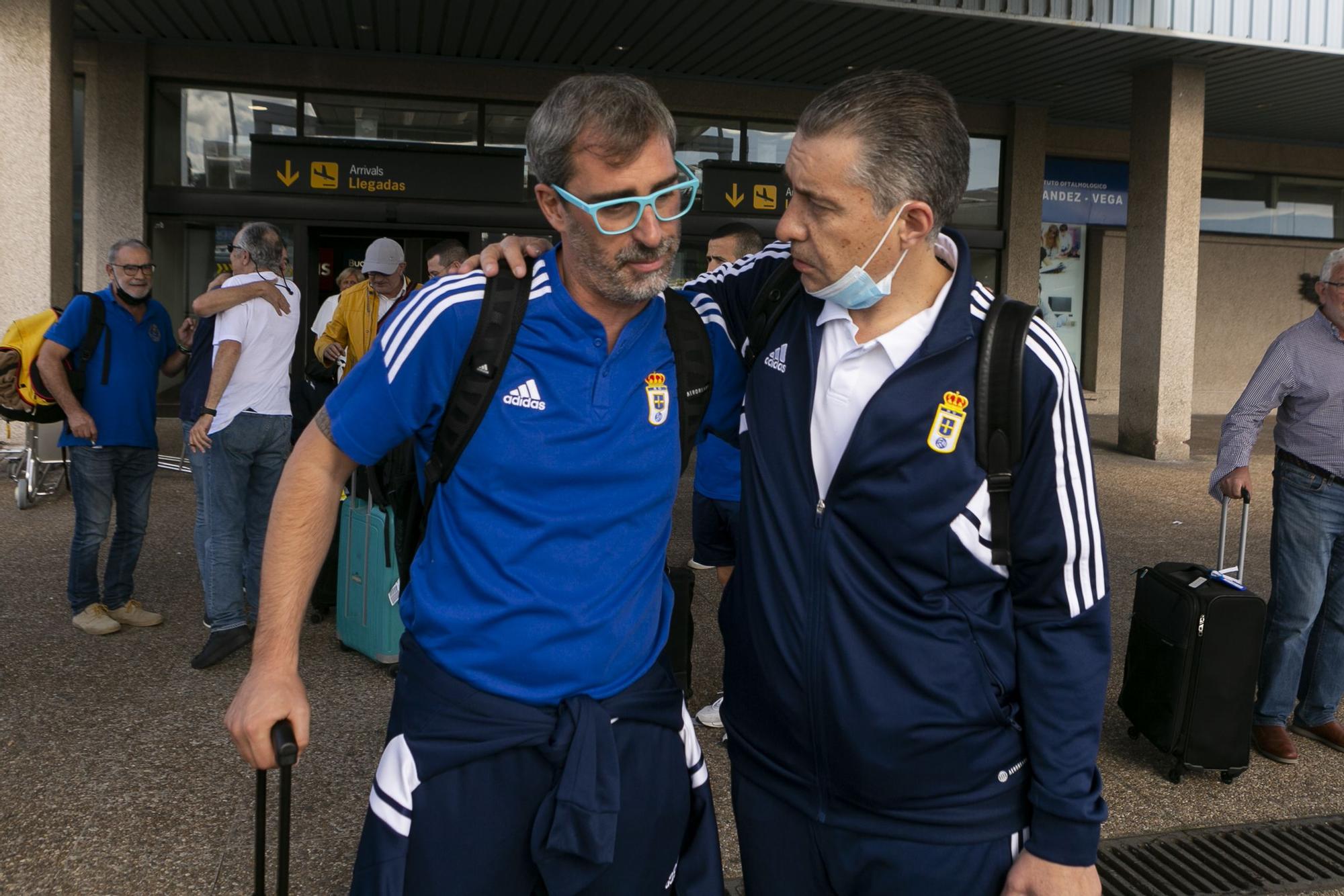 EN IMÁGENES: El Real Oviedo pisa suelo asturiano tras la destitución de Bolo y Tito Blanco