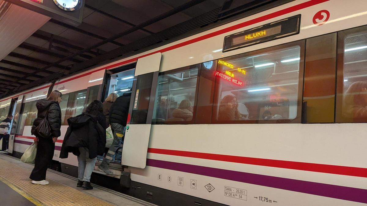 Viajeros suben al tren del Cercanías C2 en la estación María Zambrano