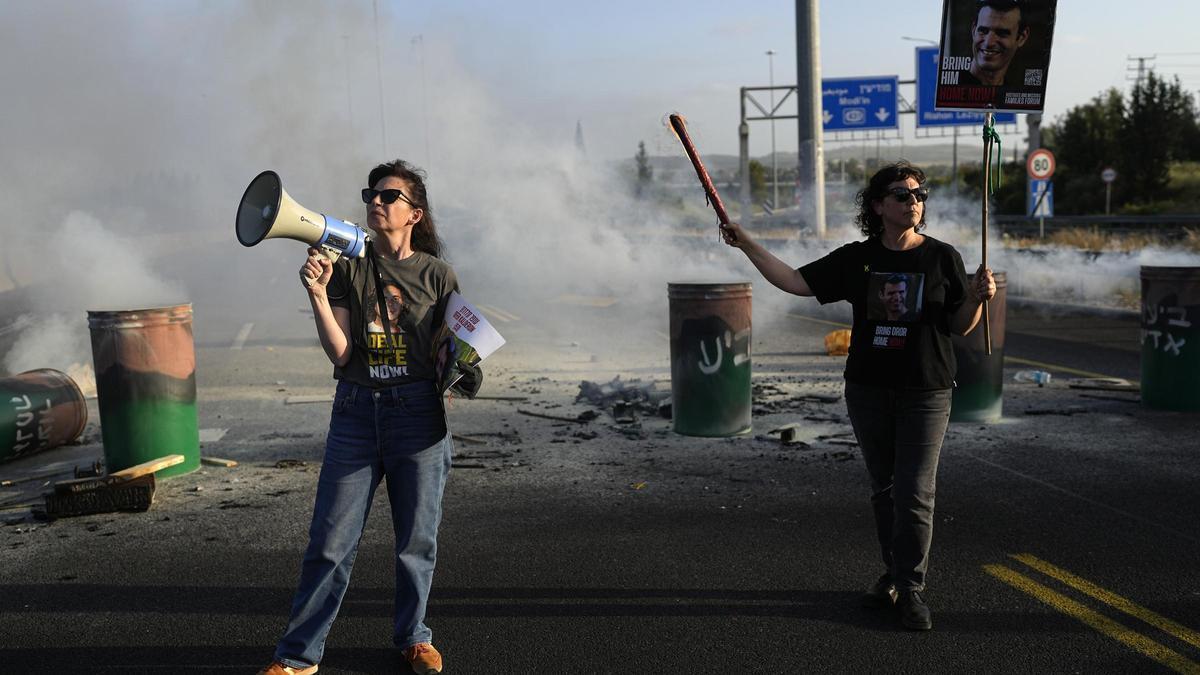 Bloquegen una autopista amb barricades de foc a Israel per exigir a Netanyahu assolir un acord a Gaza