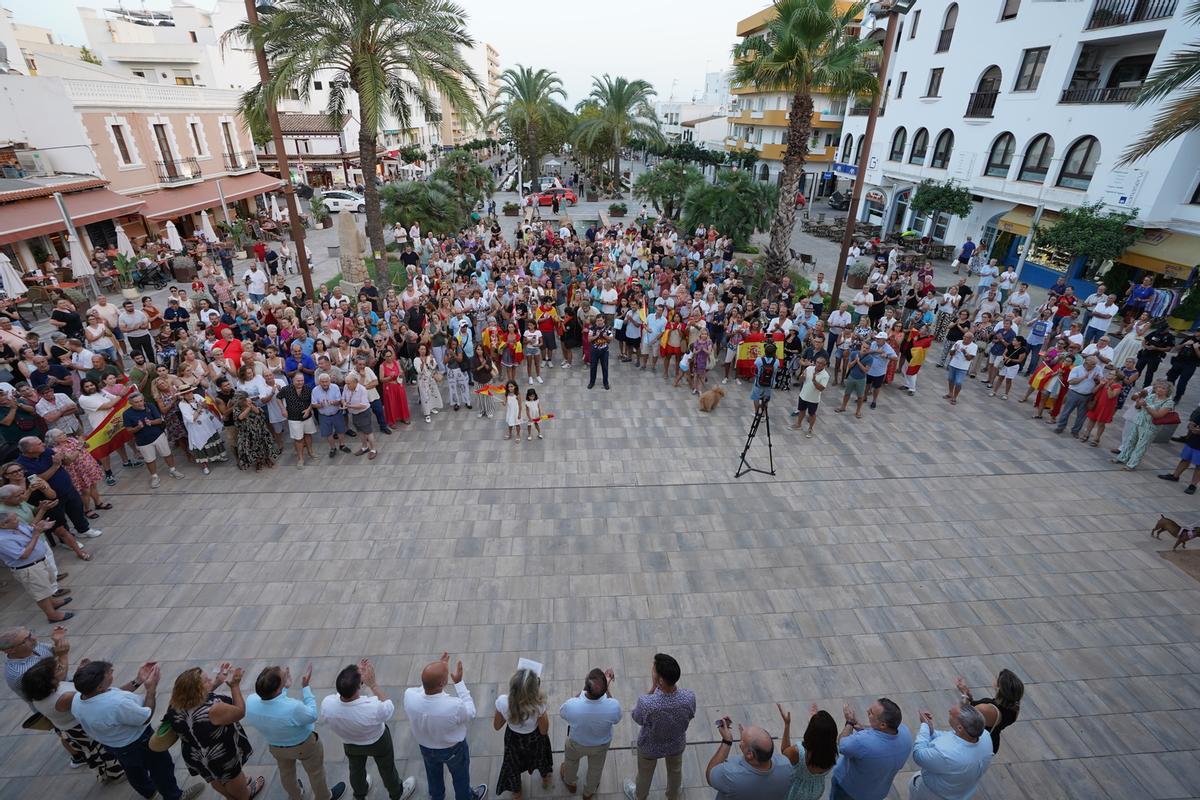 Mira las imágenes de la concentración en apoyo a Ceuta en Santa Eulària Mira las imágenes de la concentración en apoyo a Ceuta en Santa Eulària