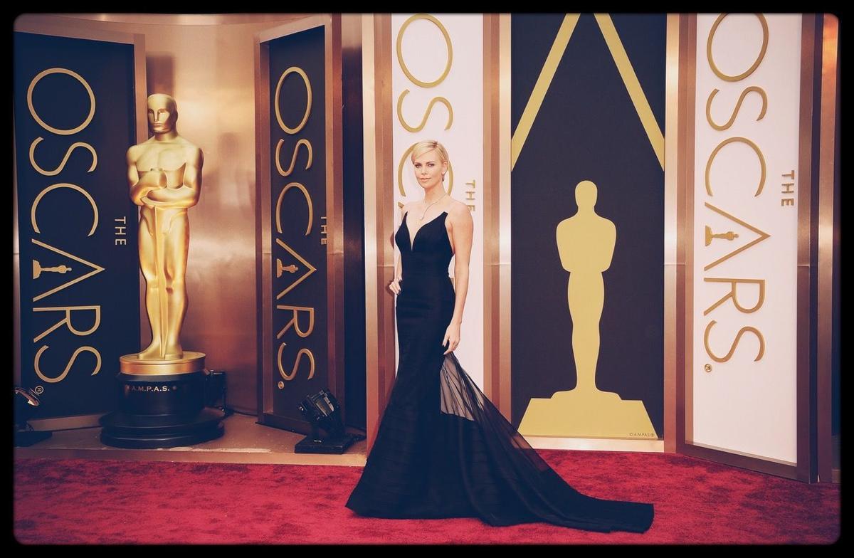 Charlize Theron, elegante y sencilla